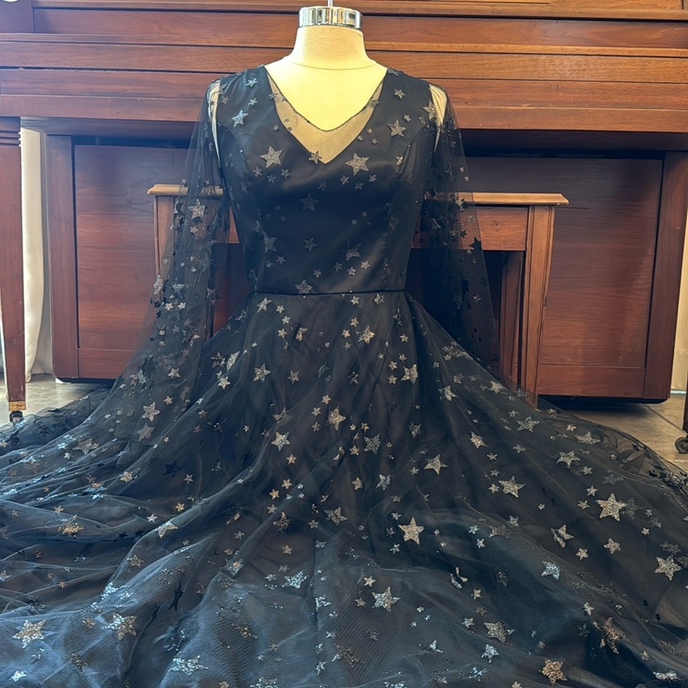 Love - Love dress. Color black dress.